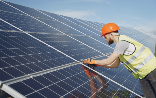 Zonnepanelen leggen op dak